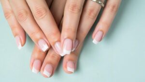 Małe przerwy między stylizacjami: jak dać naturalnym paznokciom oddychać i wyglądać świetnie